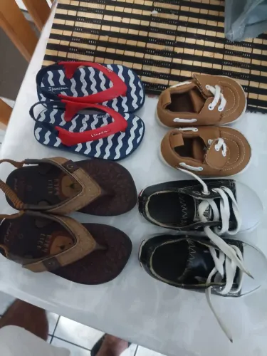 Vendo dois chinelo cisca dois sapatinho semi novo 