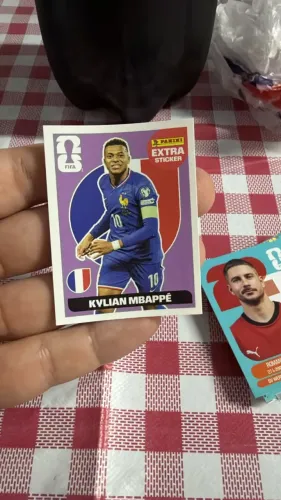 Figurinha extra sticker legend roxo Mbappé