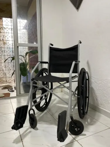 Vende-se cadeira de rodas