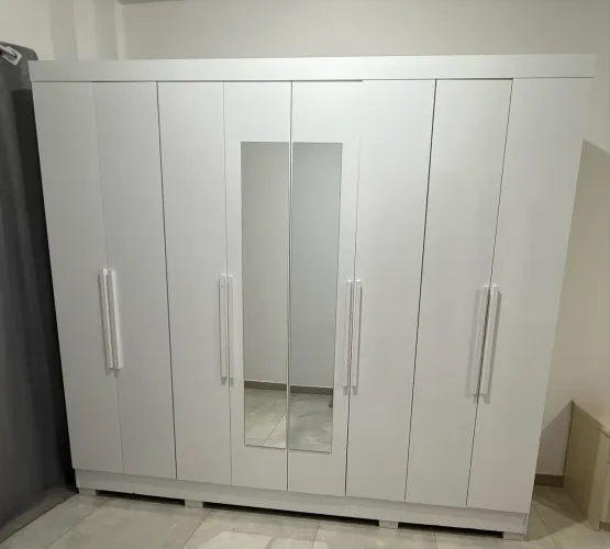 Roupeiro branco 8 portas 4 gavetas com espelho
