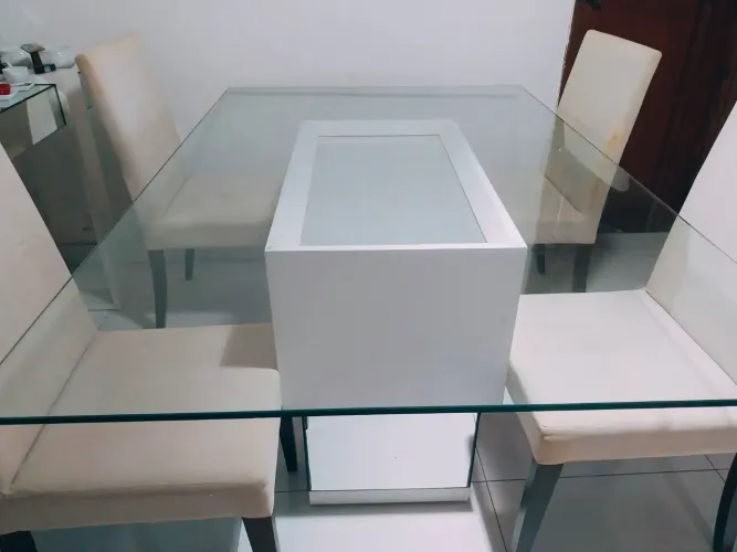 Conjunto de mesa com 4 cadeiras.