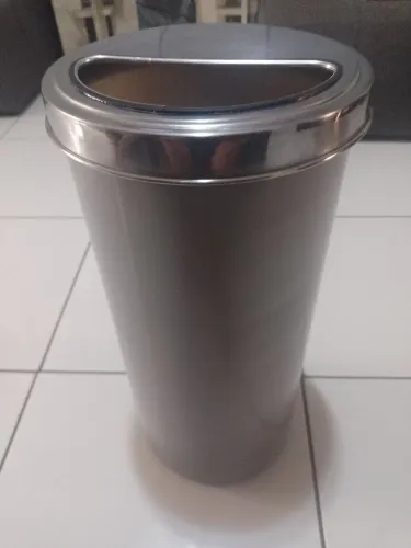 Lixeira em polipropileno de 50cm com tampa pro inox
