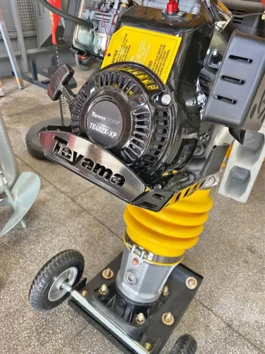 Compactador de solo a gasolina Toyama (Loja)