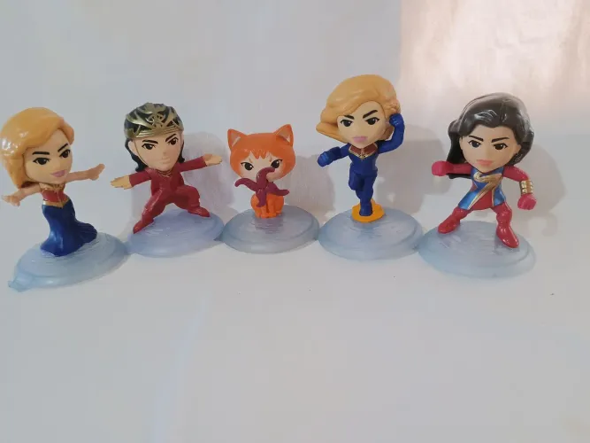 Lote de miniaturas das personagens As Marvels