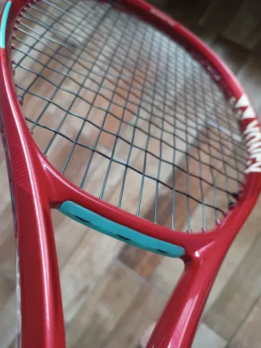 Raquete de tênis Yonex Vcore 100 300gr G8 2026 vermelha Rubi - L2