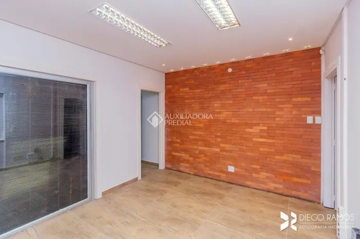 Excelente casa comercial para alugar na rua 24 de Outubro!