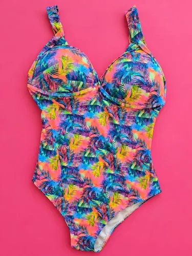 Crie um fundo liso de cor única que deixe bem em evidência a roupa que está na foto