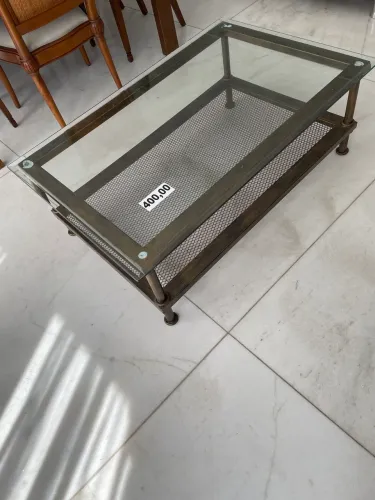Mesa de centro com tampa de vidro rústico 