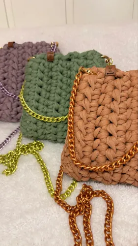 Bolsa artesanal em fio de malha