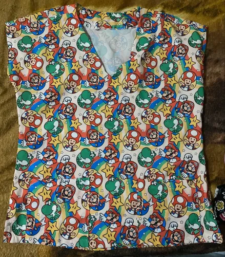 SCRUB PERSONALIZADO DO MARIO E ACOMPANHA A CALÇA PRETA
