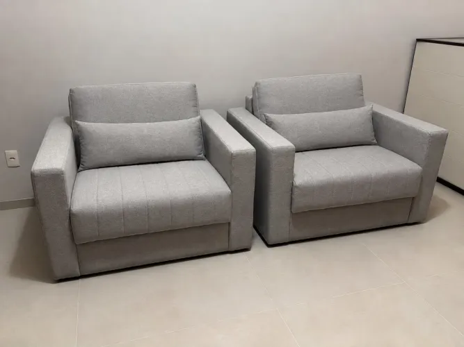 Conjunto de Poltronas Grandes<br>Estrutura resistente e estofado confortável<br>107cm x 92cm