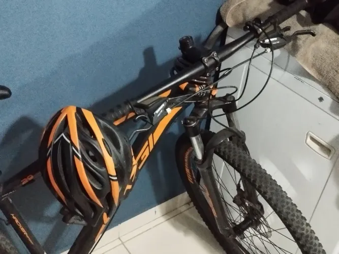 Bicicleta HACKER sport OGGI, (aro 29) com marchas em cada lado do guidom, Capacete e Trava