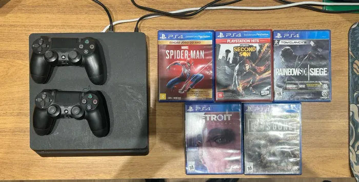 Ps4 em ótimo estado acompanhando 2 controles originais e 5 jogos físicos