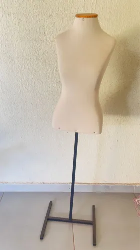 Manequim Feminino Busto - Sem costura e botões 