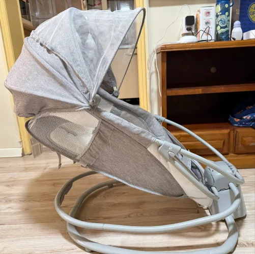 Cadeira de balanço para bebê. Automática / elétrica. 