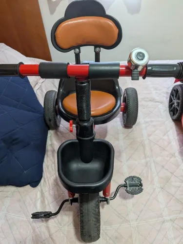 Triciclo Infantil Vermelho e Preto com Assento Estofado