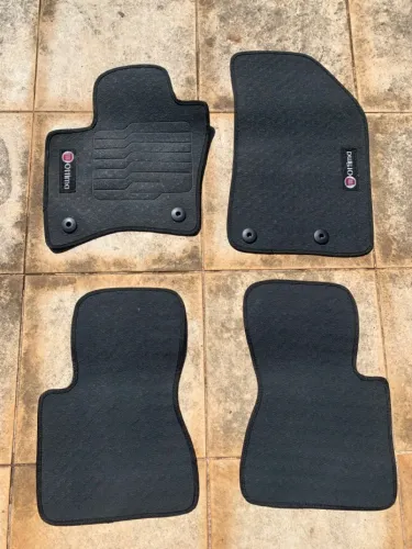 tapete automotivo fiat toro preto sem uso