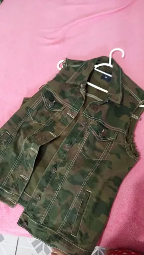 Colete jeans estampa camuflada