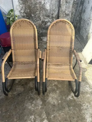 Vende se duas cadeiras de balanço usada