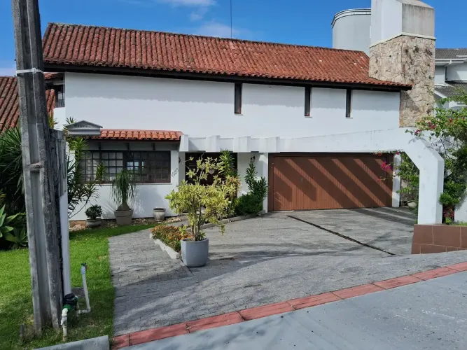 EEXCELENTE MANSÃO CONDOMINIO FECHADO.