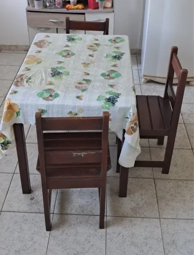 conjunto de mesa e cadeiras de madeira Angelim. 4 cadeiras
