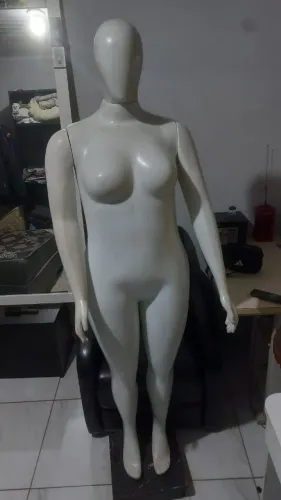 Manequim plus size branco
