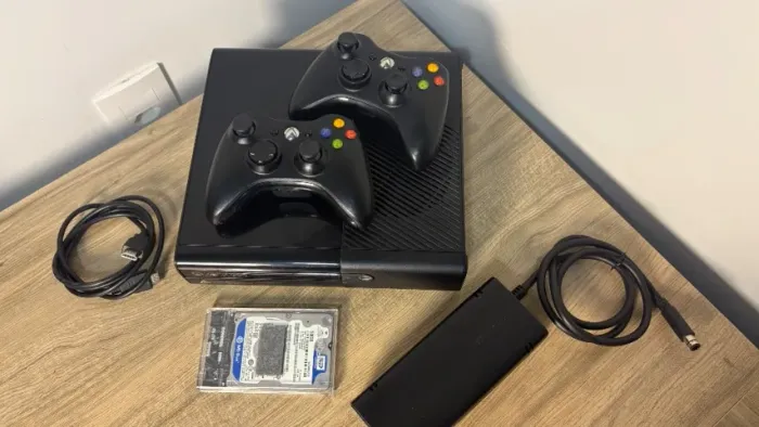 XBOX 360 E - 2 controles - 55 jogos
