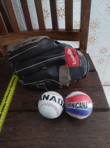 Luva de baseball e bolas 