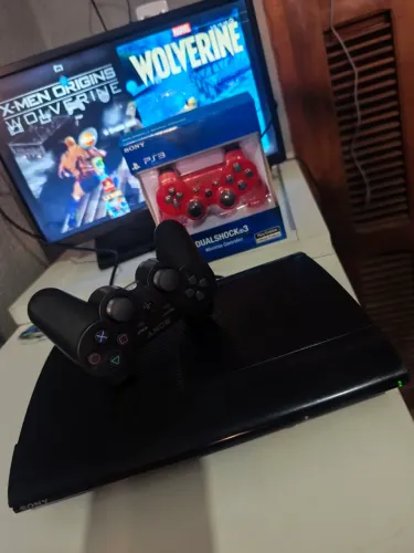 Playstation 3 super slim 500gb destravado lotado de jogos e garantia da loja - 2 controles