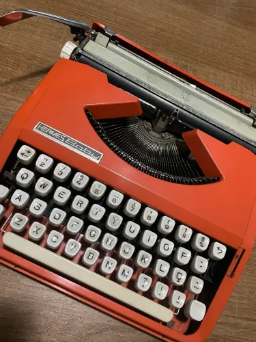 Máquina de escrever Hermes Baby retrô vintage