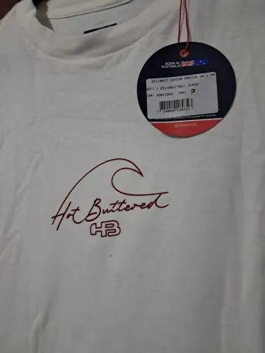 CAMISETA HB, NOVA COM ETIQUETA, TAMANHO ( P ) MAS VESTE ( M ) COR BRANCA