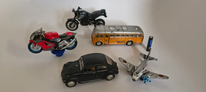 Ônibus e motos miniaturas