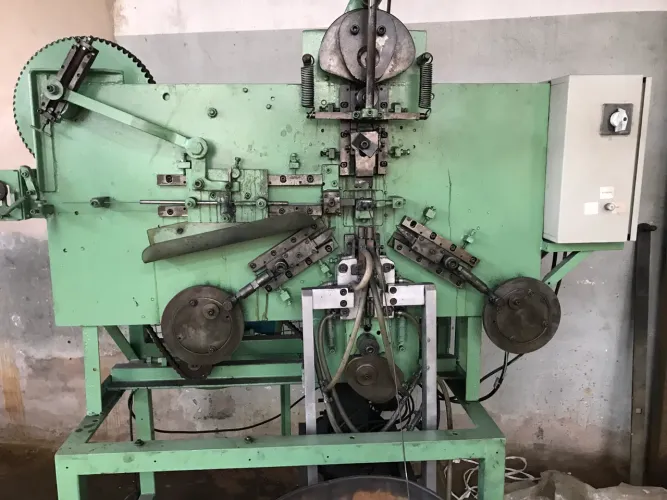 Máquina de dobra e solda automática 
