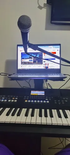 Teclado Yamaha PSR SX600 com acessórios
