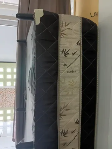 Cama de solteiro com molas (sem defeito)