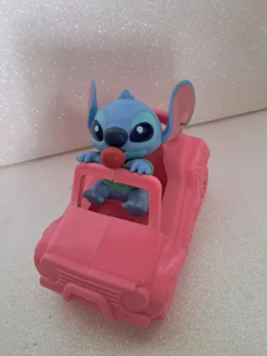 Miniatura Stich 8cm + carro Stich 10cm largura