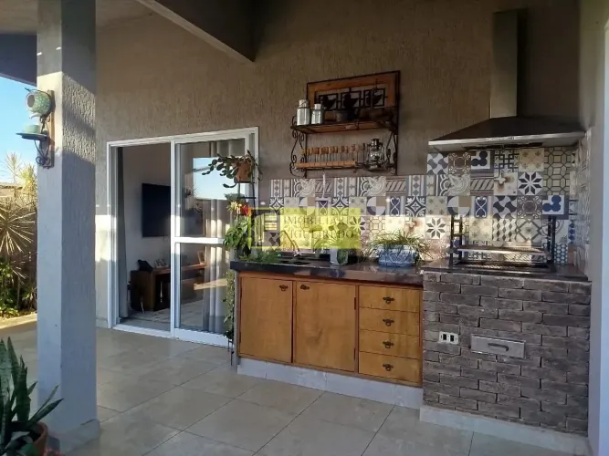 Casa com piscina aquecida e 03 suítes para venda no Recanto do Lago.
