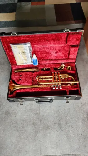 Trompete Yamaha YTR 4435II laqueado, dupla afinação (Dó/Sib), com case original zero.