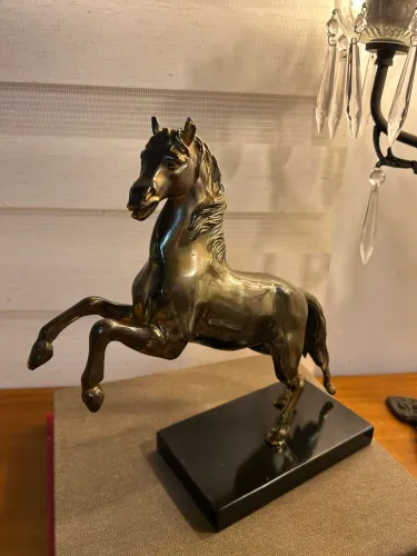 Escultura cavalo em metal decorativa