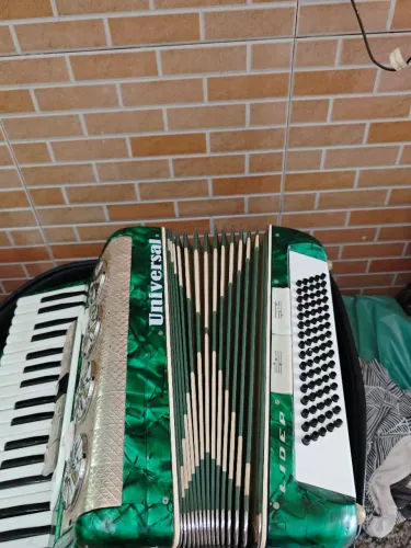 Acordeon universal sério ouro 80 baixo