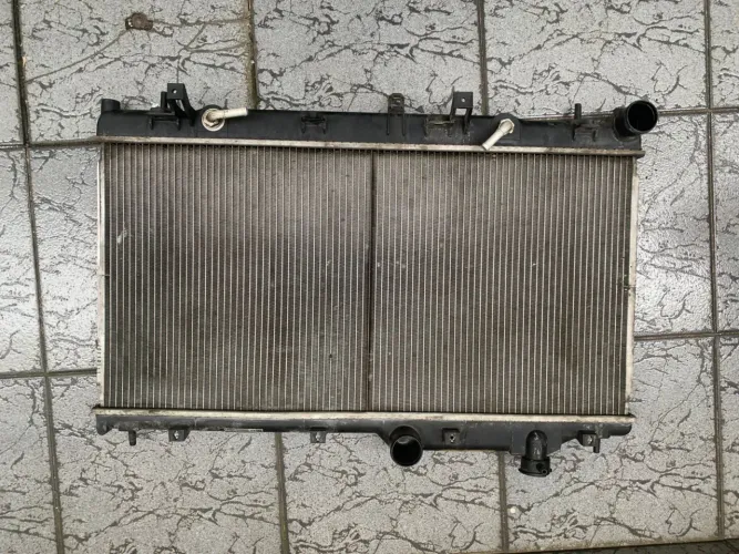 radiador original para Subaru Forester LX 2011 - com avaria
