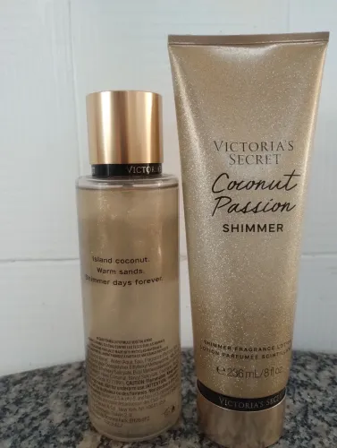 Kit Victoria's Secret com loção e body splash Coconut Passion Shimmer.