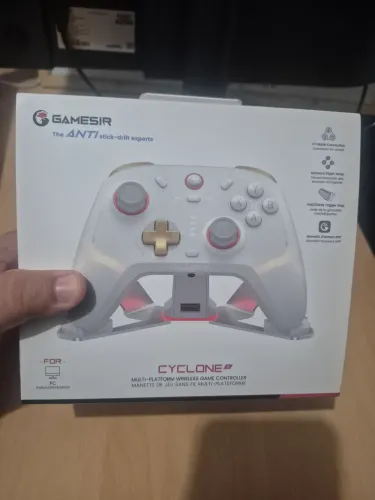 Controle Gamesir Cyclone 2 com Base de Carregamento