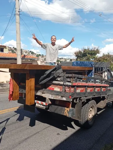 Mesa de madeira grande com entrega