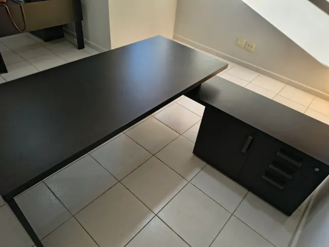 Mesa Executiva em L com Armário e Gaveteiro - Excelente Estado