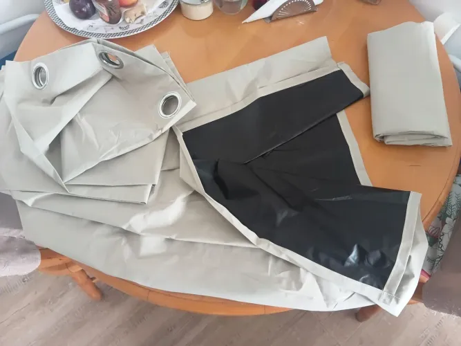 Kit Varão Branco e Cortina Bege com Preto Blackout