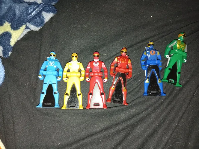 6 Ranger Keys (chaves colecionáveis dos Power Rangers Super Megaforce/Gokaiger)Hurricanger