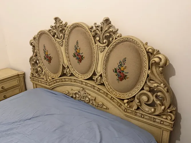 Cama Clássica - Cabeceira ornamentada esculpida estofada floral