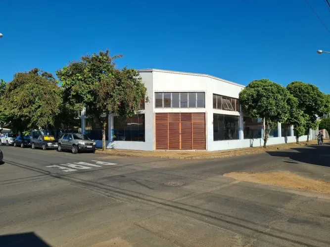 Ponto comercial/Loja/Box para aluguel possui 1300 metros quadrados