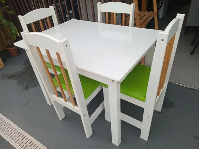 Mesa com 04 cadeiras em ótimo estado. (Entrego)